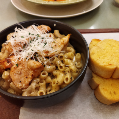 pasta and garlic bread