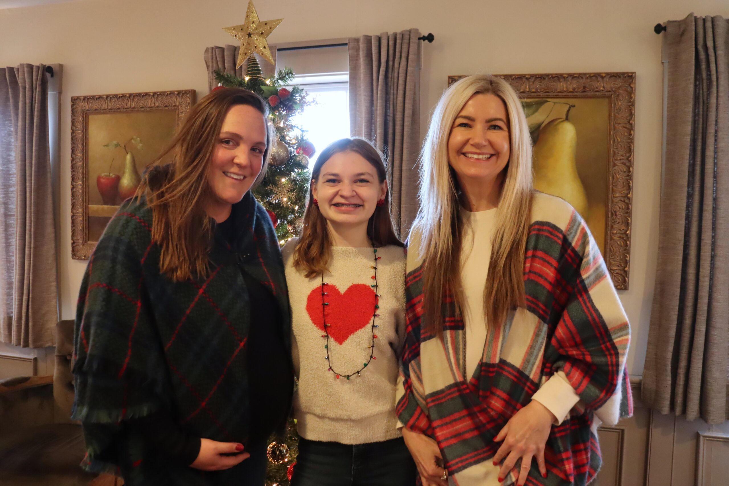 Harmony, Mackenzie and Courtney in front of the tree.