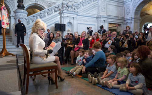 Dolly Parton reading to a group of children.